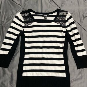 By & By misses sweater, like new, very soft and comfy.